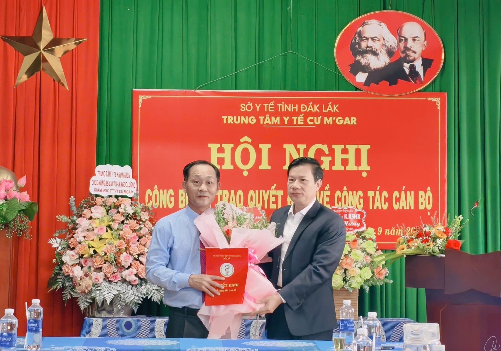 đồng chí Hoàng Nguyên Duy - Phó Giám đốc Sở Y tế Đắk Lắk trao quyết định bổ nhiệm cho đồng chí Phan Ngọc Lương